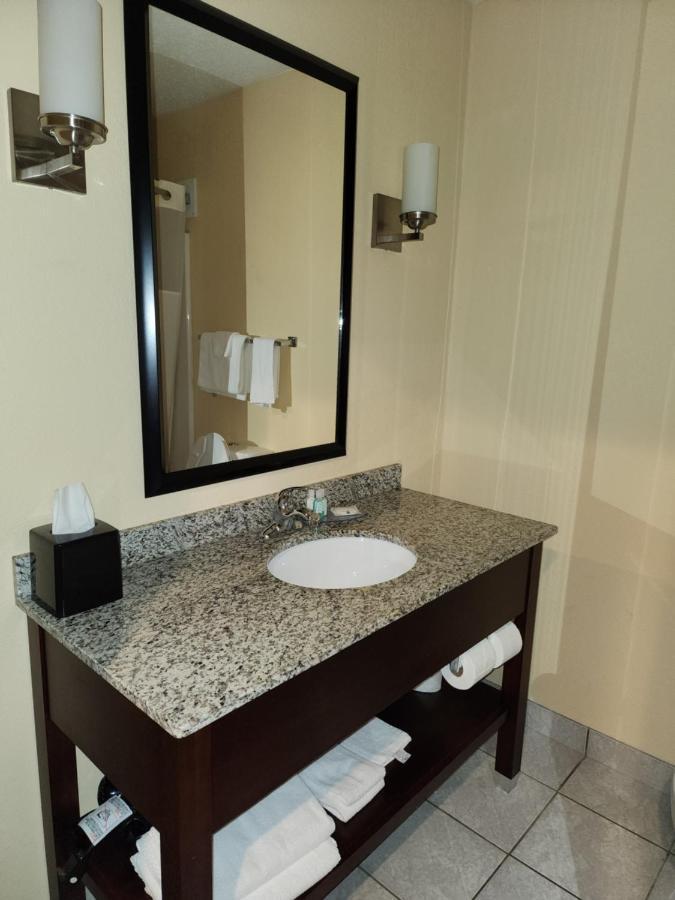 Quality Inn & Suites Bellville - Mansfield Buitenkant foto