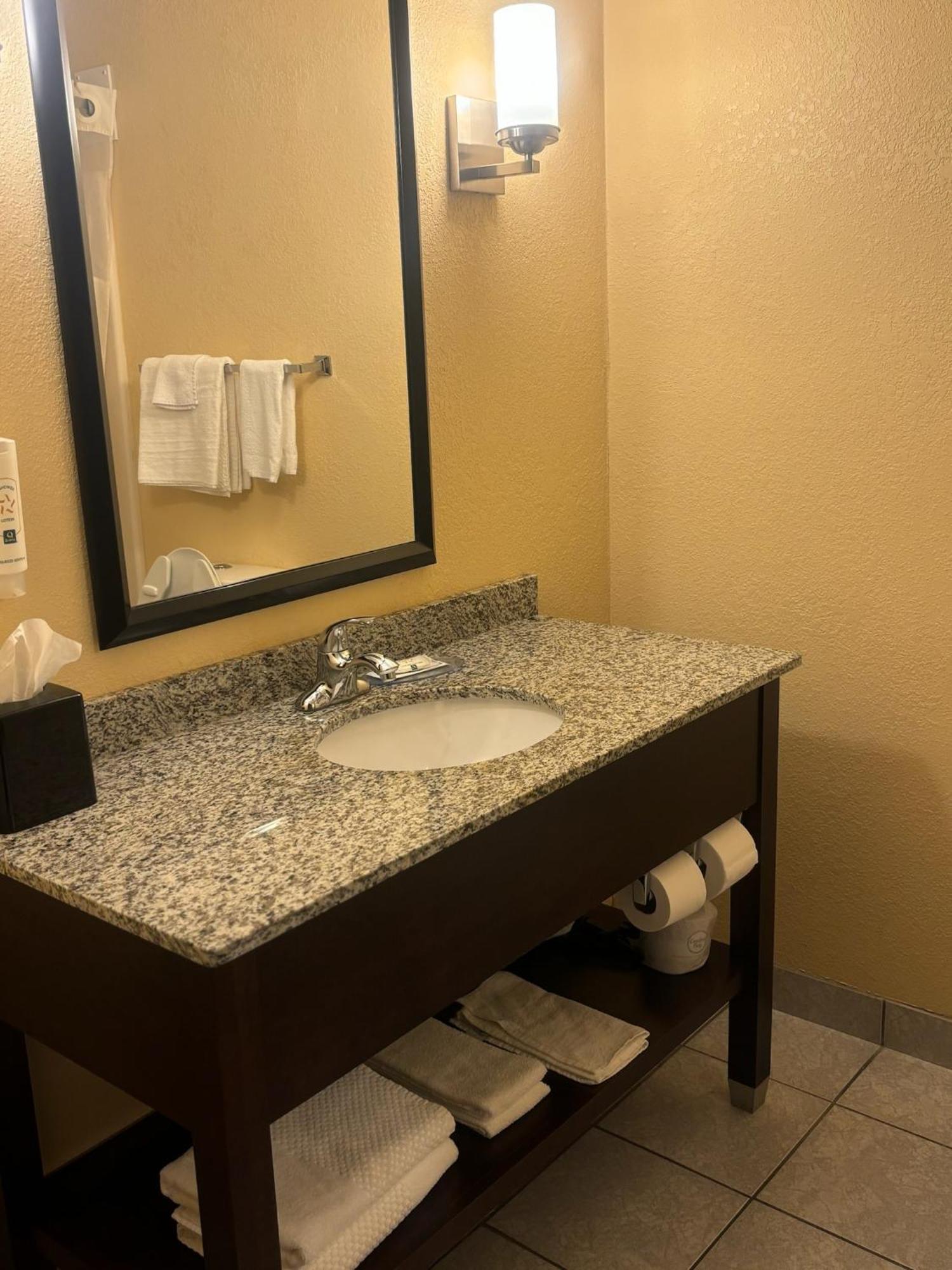 Quality Inn & Suites Bellville - Mansfield Buitenkant foto